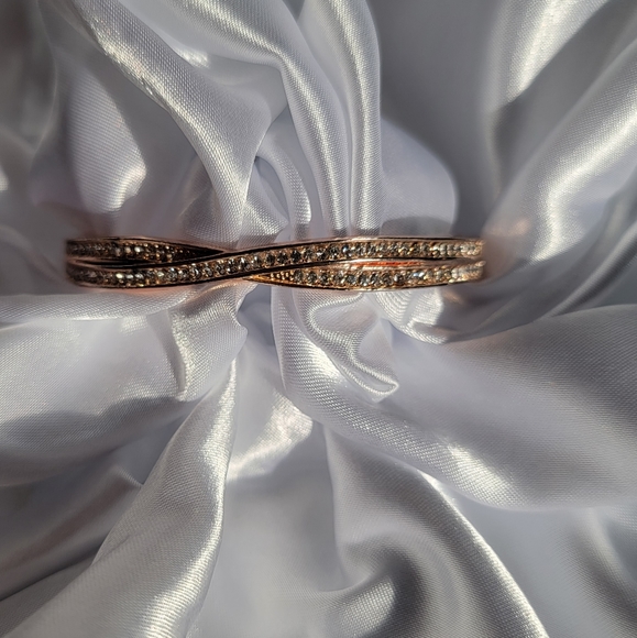 Rose gold tone clasp bangle with crystal stones women's costume jewelry - Picture 4 of 6